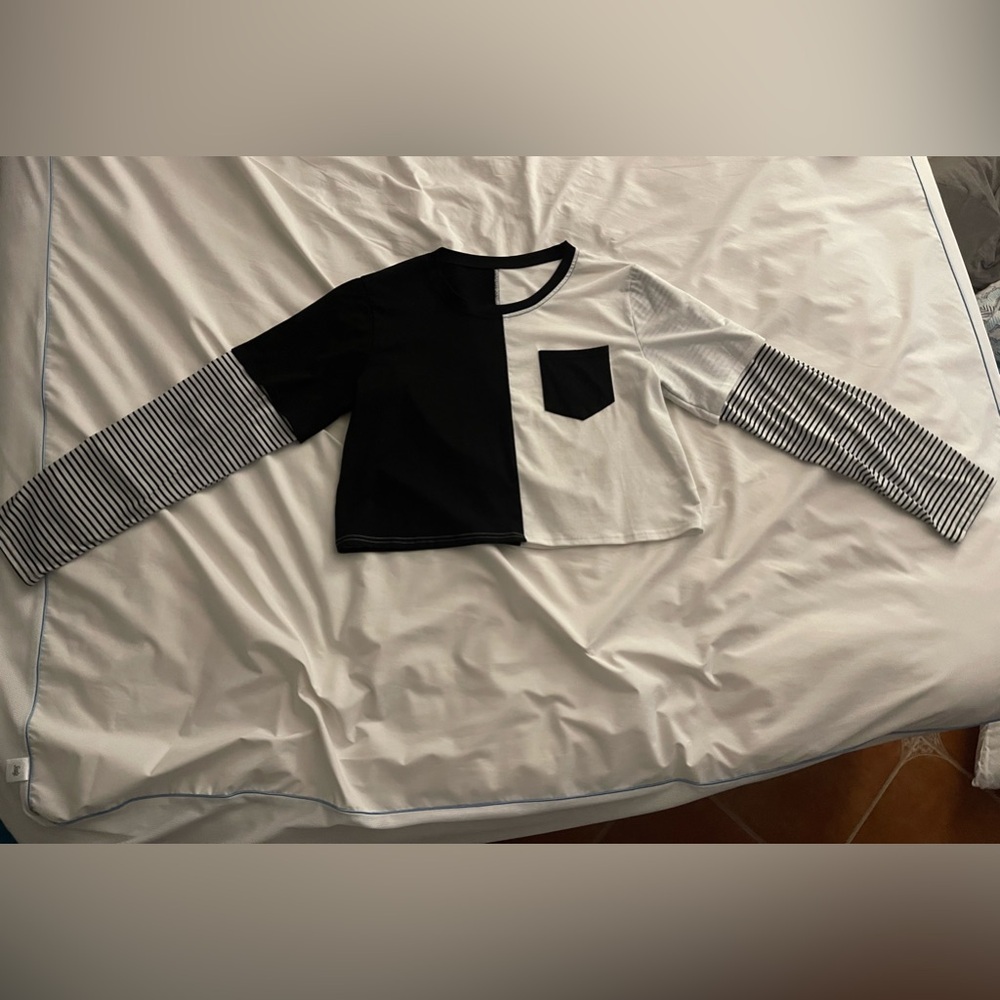Cropped black and white split long sleeve t shirt